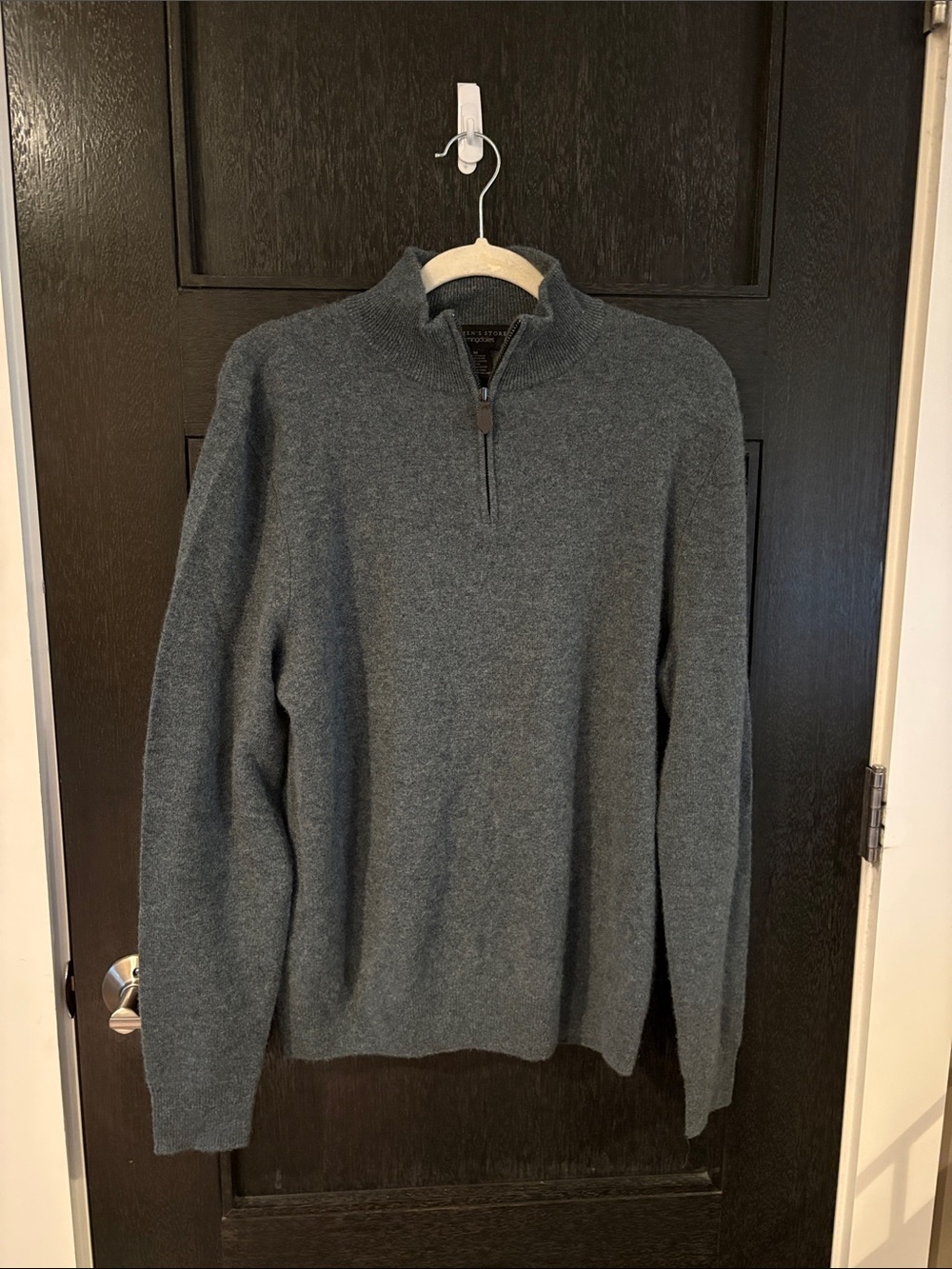 The men’s store Bloomingdale’s 100% cashmere half zip up long sleeve sweater